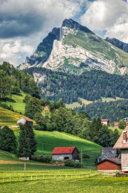 Togg yakınında mavi gökyüzü ile güneşli bir günde İsviçre alpleri ile Yürüyüş