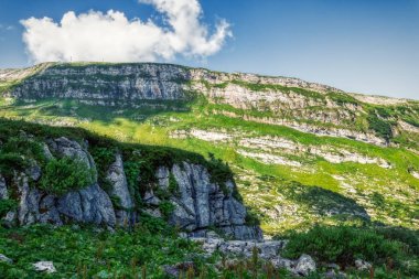 Togg yakınında mavi gökyüzü ile güneşli bir günde İsviçre alpleri ile Yürüyüş