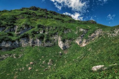 Togg yakınında mavi gökyüzü ile güneşli bir günde İsviçre alpleri ile Yürüyüş