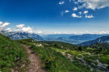 Togg yakınında mavi gökyüzü ile güneşli bir günde İsviçre alpleri ile Yürüyüş