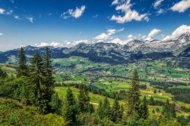 Togg yakınında mavi gökyüzü ile güneşli bir günde İsviçre alpleri ile Yürüyüş
