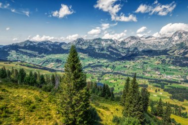 Togg yakınında mavi gökyüzü ile güneşli bir günde İsviçre alpleri ile Yürüyüş