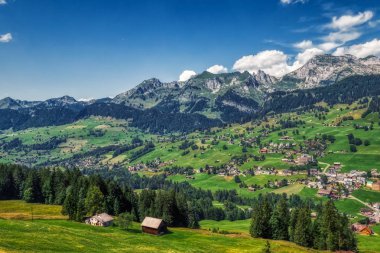 Togg yakınında mavi gökyüzü ile güneşli bir günde İsviçre alpleri ile Yürüyüş