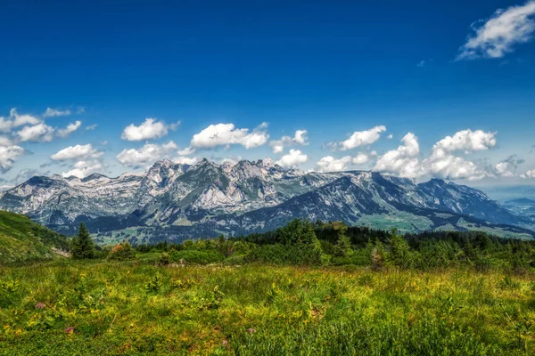 Wandelen door de Zwitserse Alpen op een zonnige dag met Blue Sky in de buurt van togg — Stockfoto