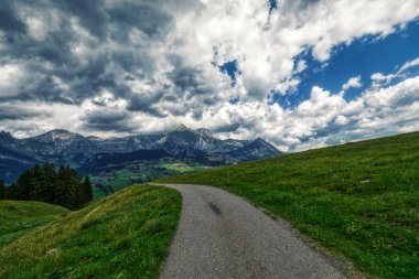 İsviçre alpleri arasında bir yürüyüş sırasında Amazing panorama