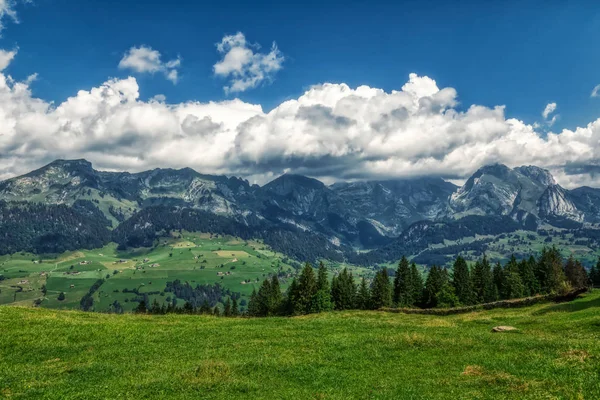 Geweldig panorama tijdens een wandeling door de Zwitserse Alpen — Stockfoto