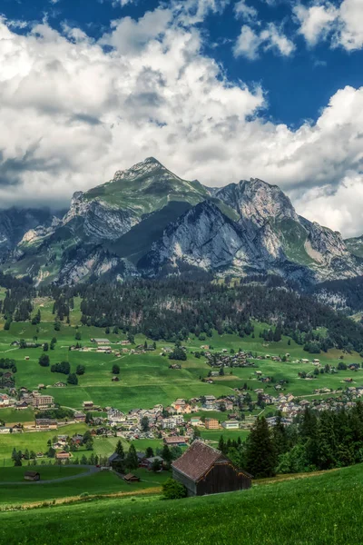 İsviçre alpleri arasında bir yürüyüş sırasında Amazing panorama