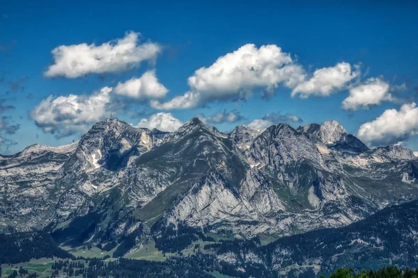 Increíble panorama durante una caminata por los Alpes Suizos — Foto de Stock