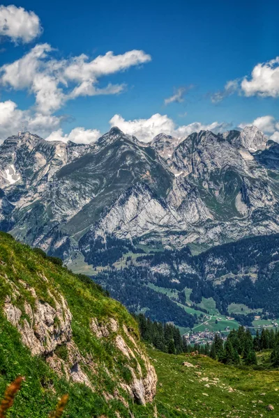 Geweldig panorama tijdens een wandeling door de Zwitserse Alpen — Stockfoto