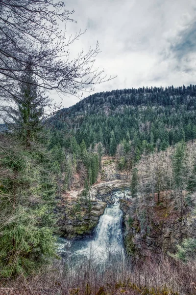 Molho de cachoeira incrível du doubs na fronteira da frança e swit — Fotografia de Stock