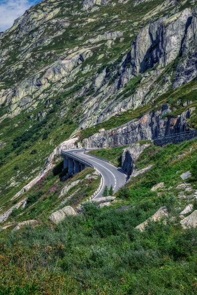 Barragem perto grimsel passar entre alpes suíços — Fotografia de Stock