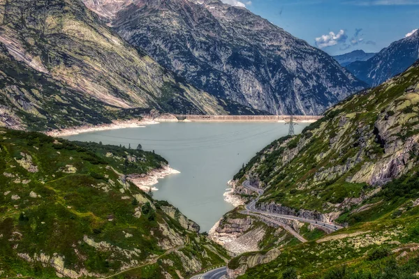 Presa cerca de grimsel pasar entre los Alpes suizos — Foto de Stock