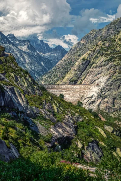 İsviçre Alpleri arasında grimsel geçiş ilerler — Stok fotoğraf