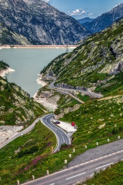 İsviçre Alpleri arasında grimsel geçiş ilerler — Stok fotoğraf