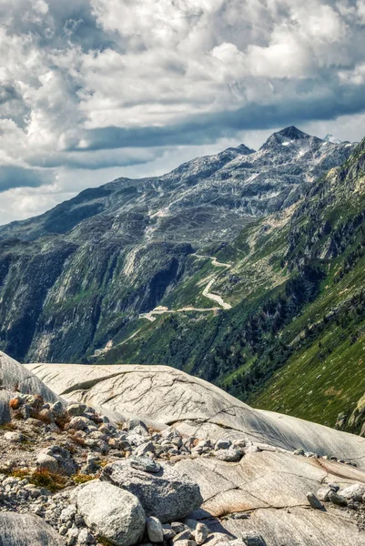 İsviçre alplerinde eriyen rhone buzulpanorama