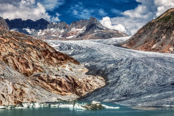 Panorama sur la fonte du glacier du Rhône dans les Alpes suisses — Photo