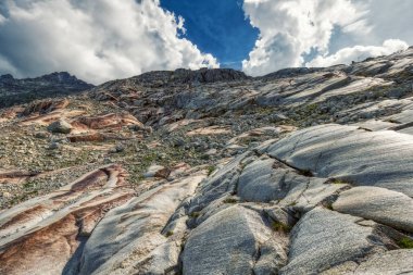 İsviçre alpleri arasında rhone buzul üzerinde ağır taşlar