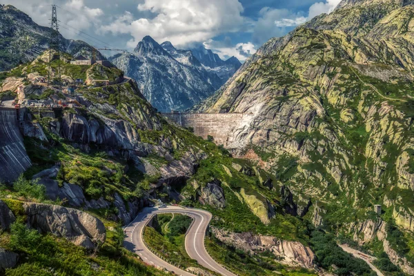 İsviçre Alpleri arasında grimsel geçiş ilerler