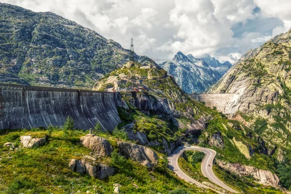 İsviçre Alpleri arasında grimsel geçiş ilerler