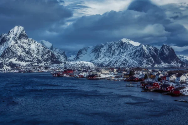 Εκπληκτικό τοπίο του Λοφότεν στη Νορβηγία όπου ο ωκεανός συναντά — Φωτογραφία Αρχείου