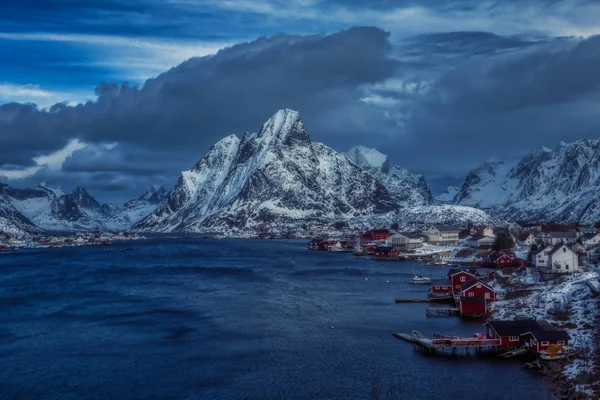 海洋交汇处的挪威罗弗顿的惊人景观 — 图库照片