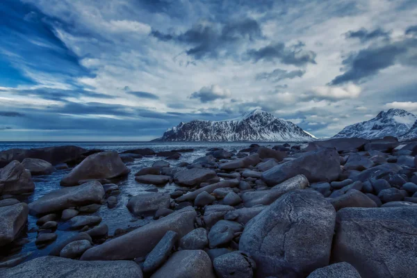 Fantastiskt landskap i Lofoten i Norge där havet möter — Stockfoto