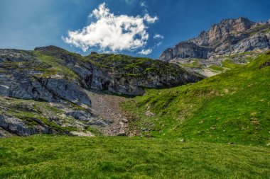 Leuk Gemmi geçiş üzerinde klasik İsviçre zammı Hdr panorama