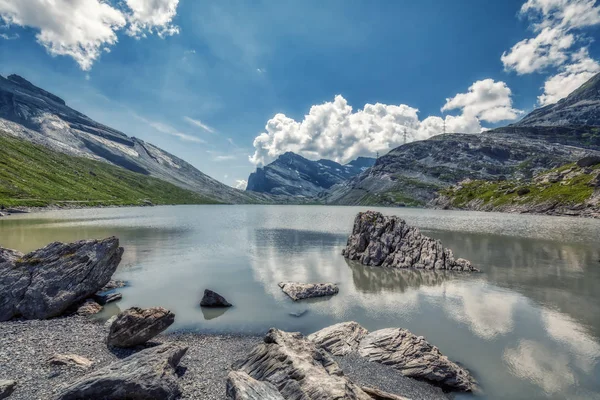 Leuk Gemmi geçiş üzerinde klasik İsviçre zammı Hdr panorama — Stok fotoğraf