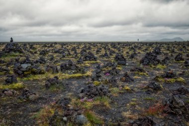 Taştan oluşum noktaları, troller için üst üste dizilmiş.