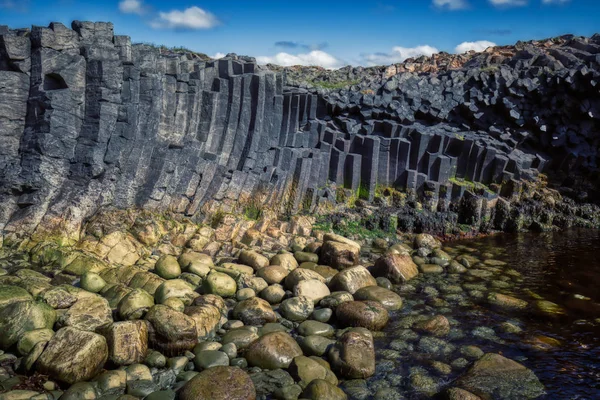 Colorate formazioni di pietra di basalto sulla costa di kalfshamarsvik — Foto Stock