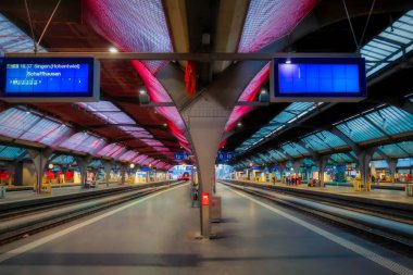 İsviçre 'deki Zürih tren istasyonunda inanılmaz ışıklar.