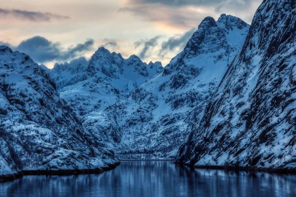 Karla kaplı dağlarla Trollfjord 'un girişine bak — Stok fotoğraf