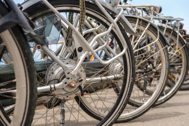 Bisiklet park yeri, satır bisikletleri
