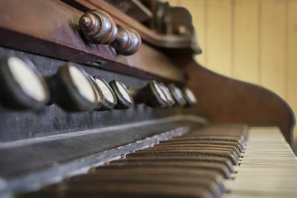 Oude Stoffige Antieke Orgel Met Geluidsknoppen Piano Klavier Selectieve Aandacht — Stockfoto