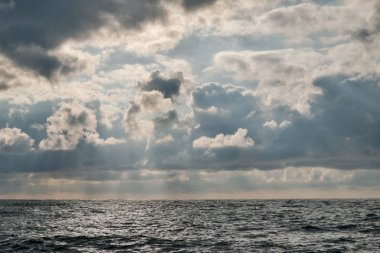 deniz üzerinde bulutlu gökyüzü