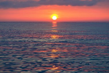 sakin deniz güneş yolda