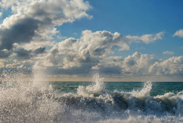 Weiße Schäumende Welle Mit Blauem Bewölkten Himmel Hintergrund — Stockfoto