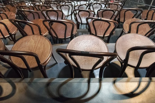 ビンテージの黒い椅子のセット — ストック写真