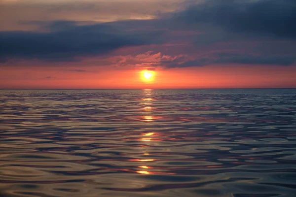 穏やかな海で太陽の軌道 — ストック写真