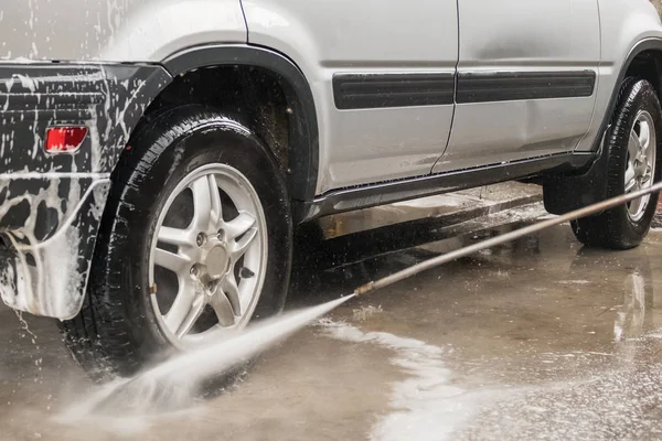 Arabayı yüksek basınçlı suyla yıka