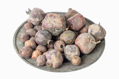 ceviz ve nar eski bakır Kupası'nda. Beyaz arka plan, izole