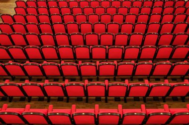 Kırmızı koltuklarda boş: konser salonu