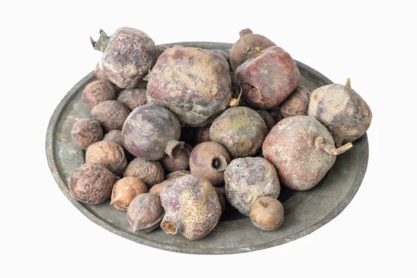 ceviz ve nar eski bakır Kupası'nda. Beyaz arka plan, izole