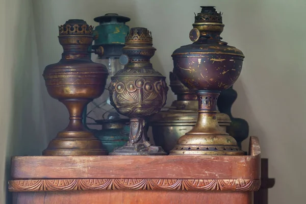 Старые Керосиновые Лампы Винтажном Деревянном Подставке — стоковое фото