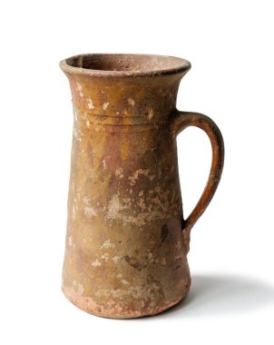 Eski kil tuğla rengi kahverengi sürahi izole beyaz bir arka plan üzerinde