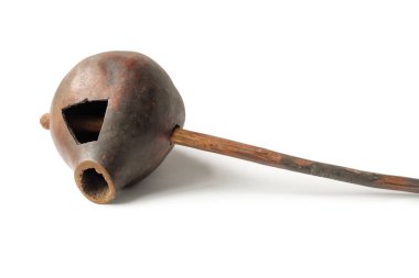 Beyaz arka plan üzerinde geleneksel Gürcü şarap gemi