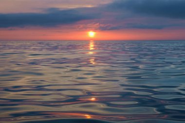 sakin deniz güneş yolda