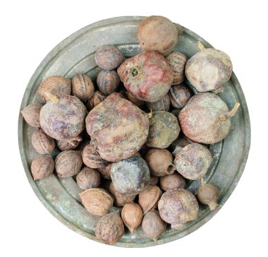 Nar ve izole eski bakır fincan, beyaz arka plan, ceviz