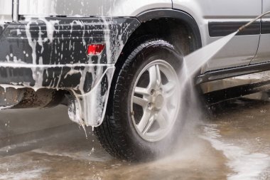 Arabayı yüksek basınçlı suyla yıka