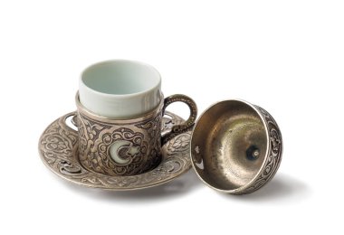 Geleneksel Türk kahvesi fincan izole beyaz zemin üzerine